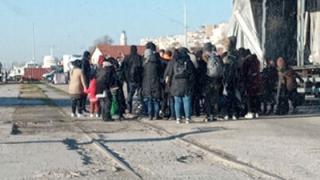 Απίστευτες καταστάσεις: Βάρκα με δεκάδες γυναικόπαιδα στο λιμάνι Αλεξανδρούπολης