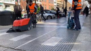 Ξεκολλάνε τις τσίχλες από τα πεζοδρόμια - Τρία νέα μηχανήματα απέκτησε ο Δήμος (video)