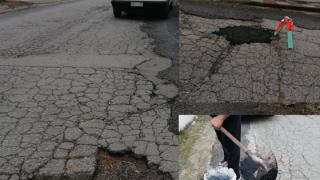 Κάτοικος των Δικέλλων πήρε την κατάσταση στα χέρια του: Μπάλωσε μόνος του τις λακκούβες του δρόμου!