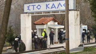 Καστανιές: Το συγκινητικό χειροκρότημα από τους κατοίκους στους άνδρες των ΜΑΤ (video)