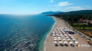 Άρση μέτρων: Ανοίγουν το Σαββατοκύριακο οι οργανωμένες παραλίες