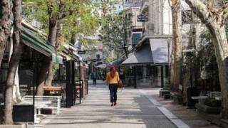 Το ενδεχόμενο να ανοίξουν νωρίτερα εστιατόρια και καφέ εξετάζει η κυβέρνηση