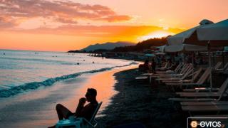 Ανοίγουν σήμερα οι εσωτερικοί χώροι εστίασης - Με μουσική & ποτό στις παραλίες