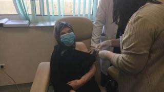 Εμβολιάστηκε αιωνόβια γιαγιά από τον Πόρο Φερών - Σήμερα ανοίγει η πλατφόρμα εμβολιασμού για την ηλικιακή ομάδα 80-84 ετών