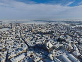 Το χιονισμένο Διδυμότειχο από ψηλά, το τέμενος