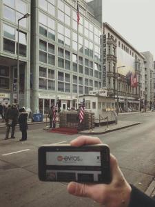 Στο "Σημείο Ελέγχου Τσάρλι" (Checkpoint Charly) στο Βερολίνο της Γερμανίας βρέθηκε ο φίλος Βαγγέλης.