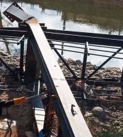 Από προχθές ξεκίνησαν οι διαδικασίες για το κόψιμο της μικρής μεταλλικής πεζογέφυρας που βρισκόταν στο χωριό των Λουτρών του δήμου Αλεξανδρούπολης