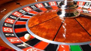 Με ανάκληση αδειών λειτουργίας κινδυνεύουν τρία καζίνο.