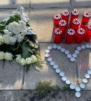 Λουλούδια και κεριά στο σημείο του περιστατικού.