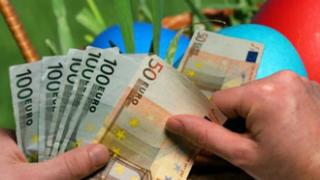 Δώρο Πάσχα 2013: Ποιοι το δικαιούνται και πότε θα το πάρουν.