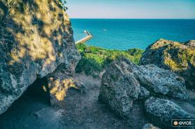 Makris'teki Cyclops Cave'ini sızartan biraz aura.