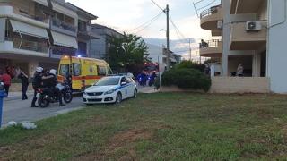 Νεαρό κορίτσι έπεσε σε φωταγωγό πολυκατοικίας στην Αλεξανδρούπολη (video)
