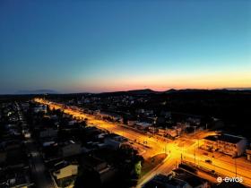 Neos Synoikismos alanından Fera'nın gece görünümü