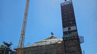 Ένα δέντρο τοποθετήθηκε στην κορυφή της ξύλινης στέγης του Τεμένους Βαγιαζήτ!