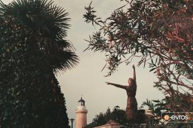 Domna Vizvizi heykelinin.