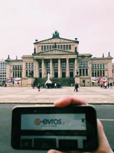 Στην ιστορική πλατεία Gendarmenmarkt του Βερολίνου βρέθηκε ο φίλος Μανώλης και φυσικά δεν ξέχασε να ενημερωθεί από το e-evros.gr αλλά και να μας στείλει την αγάπη του!