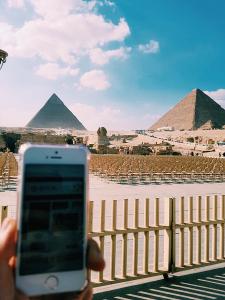 Ο φίλος μας Στέφανος επισκέφτηκε τις Πυραμίδες και τη Σφίγγα της Γκίζας και μας στέλνει την αγάπη του ❤️