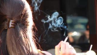 Σχεδόν το 35% των Ελληνίδων είναι καπνίστριες.