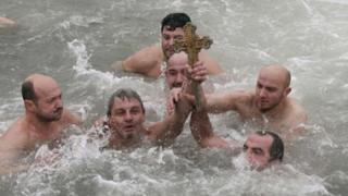Ορεστιαδίτης βούτηξε στα νερά του Κεράτιου Κόλπου για το Σταυρό.