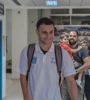 Θερμή υποδοχή Μιχαλεντζάκη - Καρυπίδη στο αεροδρόμιο - Αποθέωσαν το "χρυσό δελφίνι" στις Φέρες (video & photo)