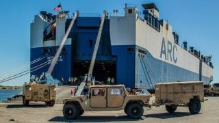 Το αμερικάνικο πλοίο «ARC Commitment» ξεφόρτωσε στρατιωτικά οχήματα στο λιμάνι της Αλεξανδρούπολης