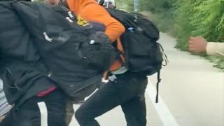 Συγκλονιστικό βίντεο από τον Έβρο: Ομάδα μεταναστών διασχίζει τον δρόμο μπροστά στα έκπληκτα μάτια οδηγών