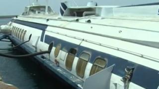 'Συναγερμός' στο λιμάνι για ρωγμή σε παρατημένο δελφίνι. 