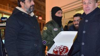 Με τούρτα "γιόρτασαν" τα δύο χρόνια της κυβέρνησης ΣΥΡΙΖΑ οι αγρότες της ΑΜΘ