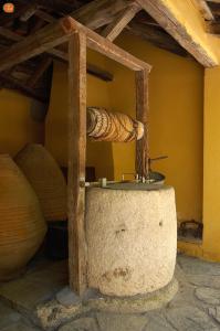 Soufli'nin ipek müzesinin avlusuunda.