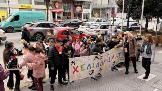 Οι μαθητές της Αλεξανδρούπολης καλωσόρισαν την Άνοιξη με τα "Χελιδονίσματα" (video)