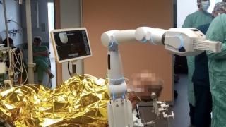 Το ΠΓΝ Αλεξανδρούπολης πρωτοπορεί: Χειρούργησαν όγκο εγκεφάλου με ιατρικό ρομπότ!