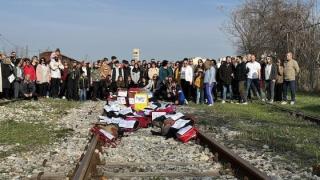 Αλεξανδρούπολη: Με μια βαλίτσα στο χέρι, στη μνήμη των 57 θυμάτων των Τεμπών (βίντεο)