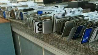 Eπιστρέφονται πινακίδες και άδειες οδήγησης λόγω Δεκαπενταύγουστου.