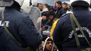 Αθώοι οι 12 αστυνομικοί που κατηγορήθηκαν για βασανισμό μεταναστών
