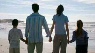 'Παγώνουν' τα οικογενειακά επιδόματα.