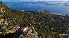 Η Παναγία Κρημνιώτισσα με θέα το απέραντο γαλάζιο του Αιγαίου