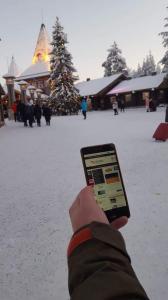 Ο φίλος Παναγιώτης δεν περίμενε τον Άγιο Βασίλη να τον επισκεφθεί και πήγε ο ίδιος να τον βρει!  Από το χιονισμένο Ροβανιέμι μας στέλνει την αγάπη του και μας εύχεται Καλά Χριστούγεννα!