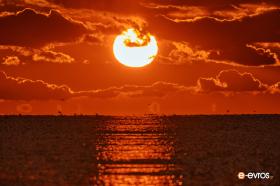 Güneş Trakya Denizi'nin üzerinde parlıyor.