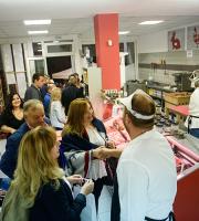 "Μαγειρέματα" και πολλά χαμόγελα στα εγκαίνια του κρεοπωλείου "Delicafreshen" του Θ. Ρούφου.