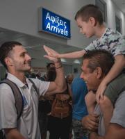 Θερμή υποδοχή Μιχαλεντζάκη - Καρυπίδη στο αεροδρόμιο - Αποθέωσαν το "χρυσό δελφίνι" στις Φέρες (video & photo)