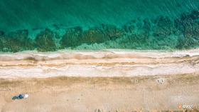 Dikella plajının berrak turkuaz suları