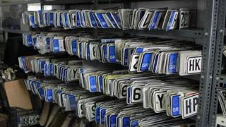 Επιστρέφονται από τη Δημοτική Αστυνομία οι πινακίδες λόγω Χριστουγέννων