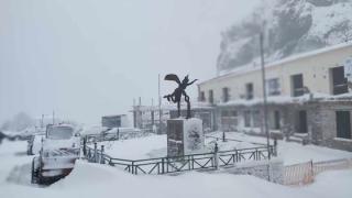 "Βυθισμένη" στο χιόνι η Σαμοθράκη - Ανακοινώθηκαν τηλέφωνα έκτακτης ανάγκης
