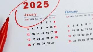 Όλες οι αργίες του 2025: Αυτά είναι τα τριήμερα της νέας χρονιάς