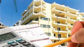 Στο μισό μειώνεται από το καλοκαίρι ο φόρος μεταβίβασης ακινήτων.