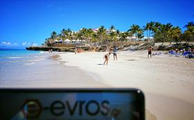 στις ακτές της Καραϊβικής, συγκεκριμένα στην παραλία Varadero βρέθηκαν δύο φίλοι του e-evros.gr ο Δημήτρης και η Βαρβάρα και φυσικά μας έδειξαν την αγάπη τους!