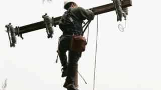 Ακατάλληλοι ξύλινοι στύλοι της ΔΕΗ σε Θράκη και Μακεδονία