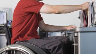 Παρατείνονται για έξι μήνες συντάξεις και επιδόματα αναπηρίας.