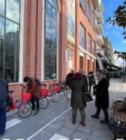 Έξω από το δημαρχείο βρίσκονται 16 ποδήλατα που θα μοιραστούν σε διάφορα σημεία της πόλης.