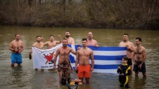 Στον ποταμό Άρδα έκοψαν τη βασιλόπιτα οι χειμερινοί κολυμβητές Ορεστιάδας (video)